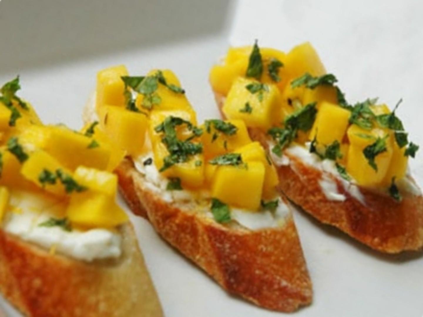 Mango crostini